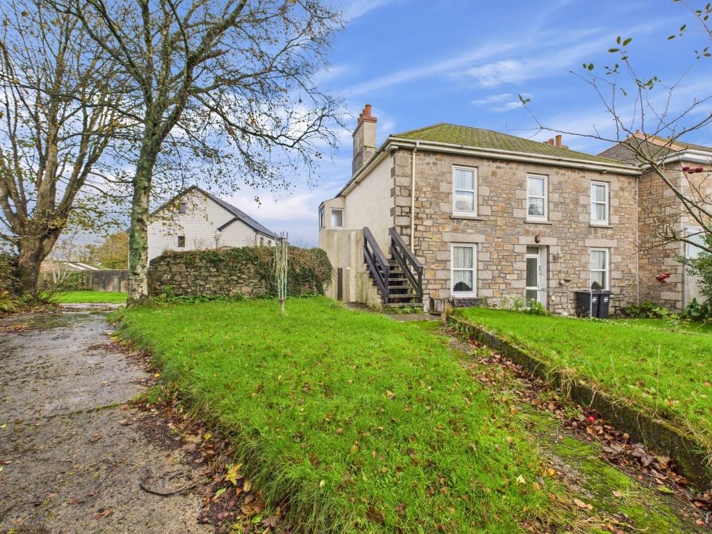 Lot: 50 - SUBSTANTIAL HOUSE DIVIDED INTO TWO FLATS WITH GARDENS AND PARKING - Front garden area